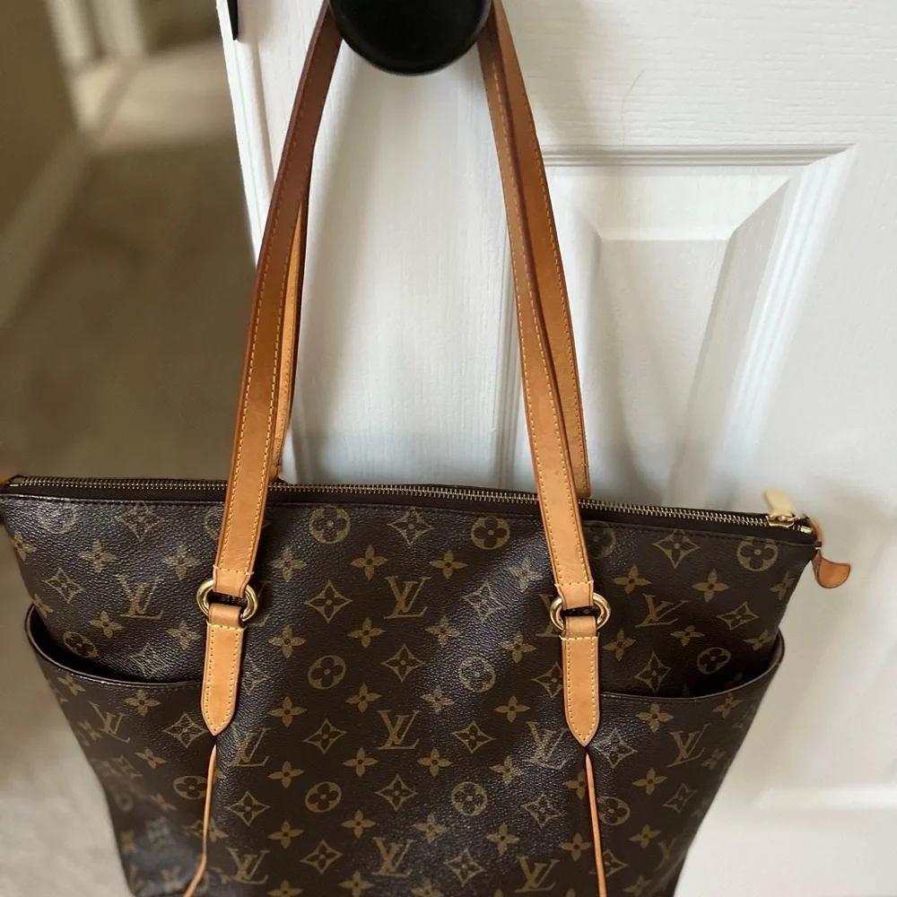 Louis Vuitton Totally MM Monogram Tote - Picture 3 of 16